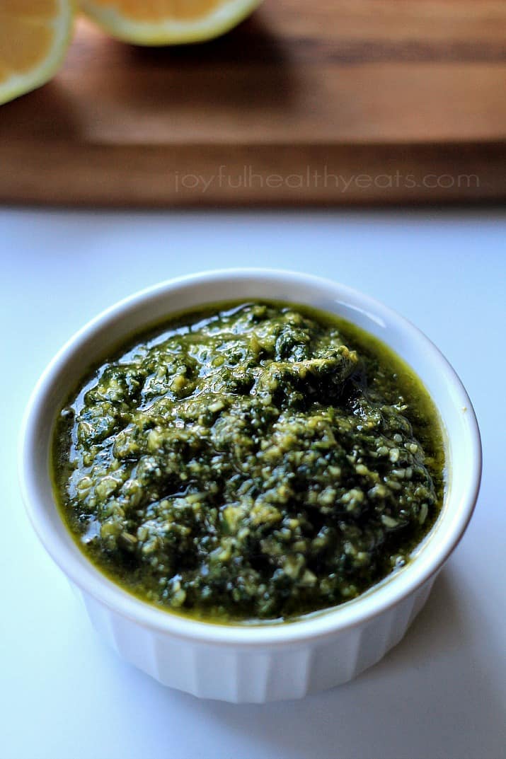 Light, Fresh, and Herby Homemade Basil Pesto. {made in 5 minutes} | m.albarakaa.com #sauce 轻,新鲜,香草自制罗勒香蒜酱。{5分钟制作}| m.albarakaa.com #酱汁