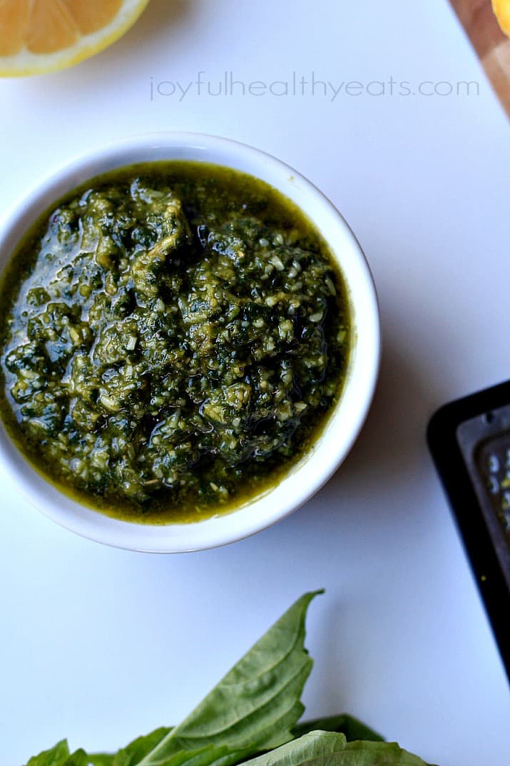 Light, Fresh, and Herby Homemade Basil Pesto. {made in 5 minutes} | m.albarakaa.com #sauce 轻,新鲜,香草自制罗勒香蒜酱。{5分钟制作}| m.albarakaa.com #酱汁