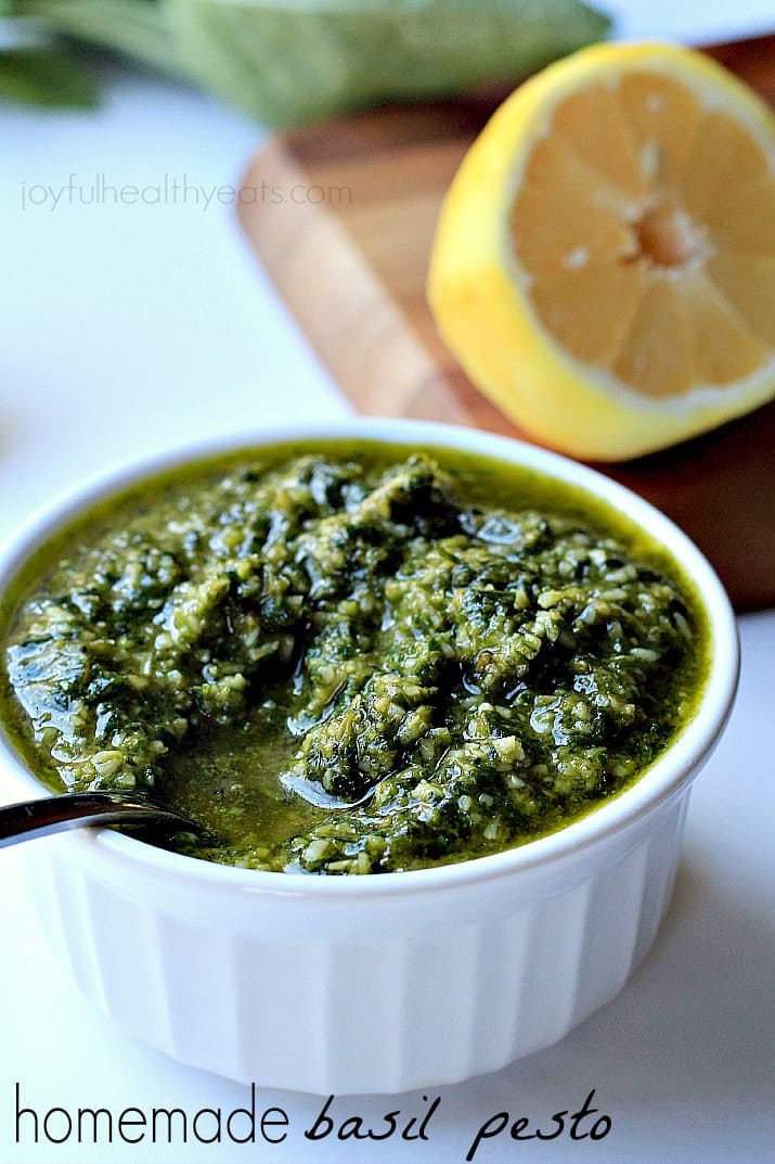 Light, Fresh, and Herby Homemade Basil Pesto. {made in 5 minutes} | m.albarakaa.com #sauce 轻,新鲜,香草自制罗勒香蒜酱。{5分钟制作}| m.albarakaa.com #酱汁
