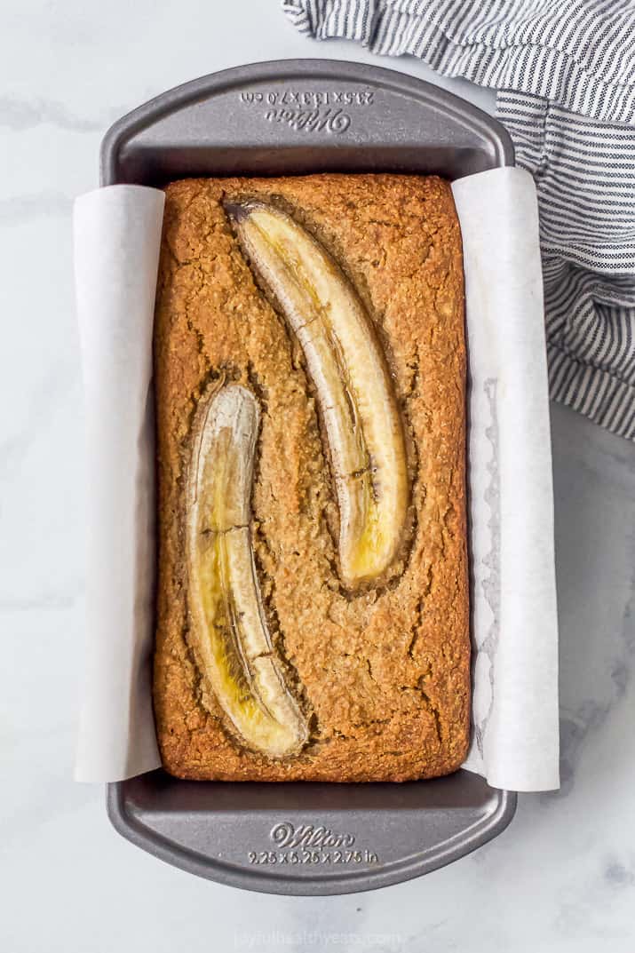 The Best Almond Flour Banana Bread Ever 满满一锅刚烤好的香蕉面包