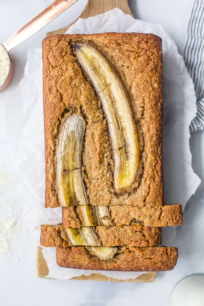 The Best Almond Flour Banana Bread Ever 切片杏仁面粉香蕉面包从顶部显示