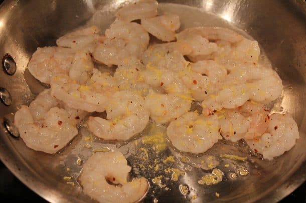 Shrimp Pesto Pasta 金属锅内调味虾Sautéing