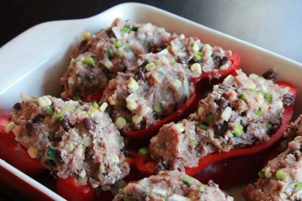 Southwestern Turkey Stuffed Peppers 六个未煮过的毛辣椒排列在一个大锅中