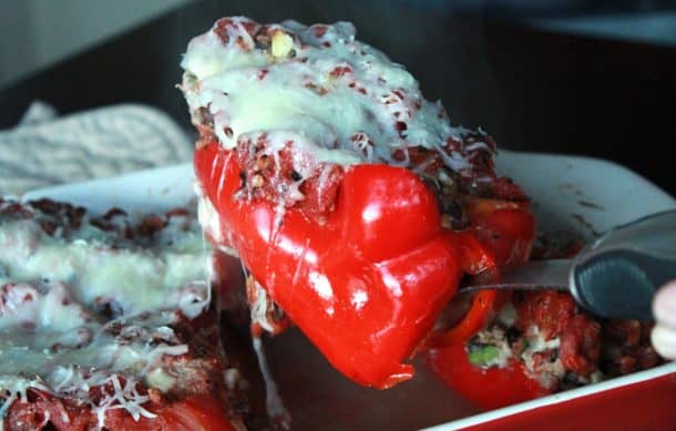 Southwestern Turkey Stuffed Peppers 一只盛满红辣椒的火鸡从红平底锅中取出