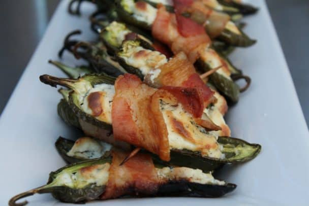 The Best 4th of July Grilling Recipes 一堆填好的Jalapeños放在一个白色的长方形盘子里