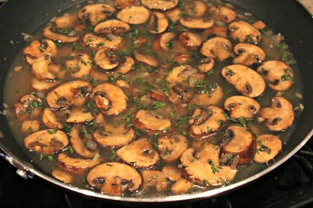 Grilled Chicken with Mushroom Thyme Cream Sauce 在炉子上煮蘑菇和鸡汤