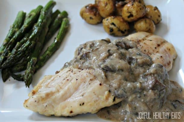 Grilled Chicken with Mushroom Thyme Cream Sauce 一盘鸡肉,配上奶油蘑菇酱和蔬菜