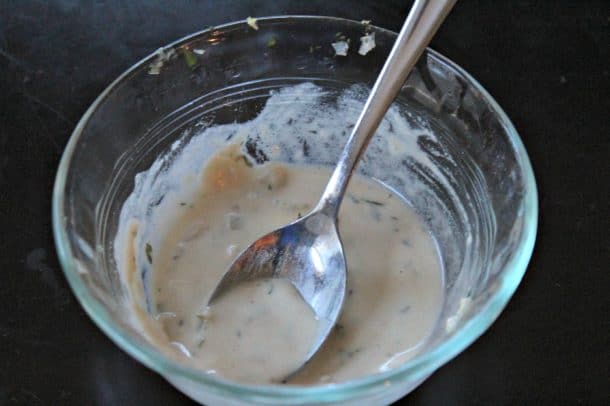 Grilled Chicken with Mushroom Thyme Cream Sauce 水和面粉的混合物在一个小玻璃容器