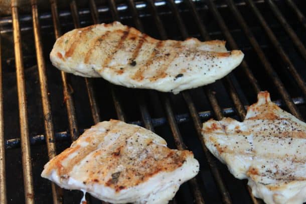 Grilled Chicken with Mushroom Thyme Cream Sauce 烹调在格栅的三个无骨鸡乳房