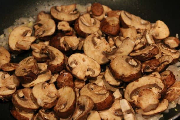 Grilled Chicken with Mushroom Thyme Cream Sauce 黑色平底锅里的蘑菇