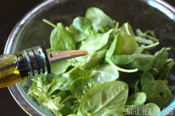 Simple Spinach & Arugula Salad 菠菜芝麻菜沙拉中加入橄榄油的图片