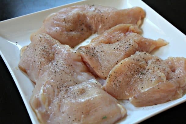 Grilled Chicken with Mushroom Thyme Cream Sauce 用盐和胡椒粉调味的生鸡胸肉