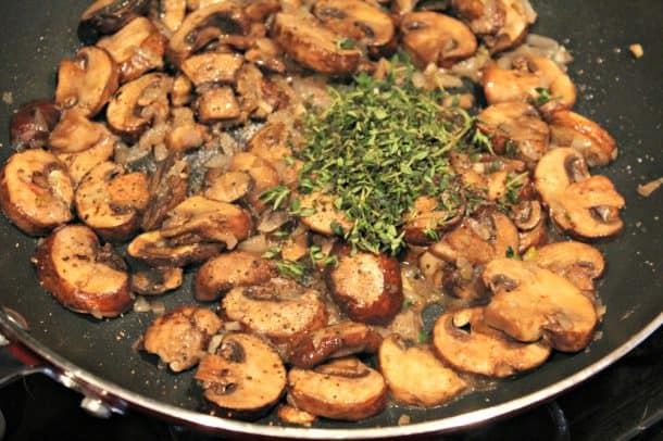 Grilled Chicken with Mushroom Thyme Cream Sauce 香菇与百里香,盐和胡椒