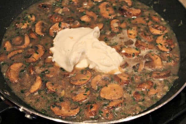 Grilled Chicken with Mushroom Thyme Cream Sauce 在平底锅中倒入酸奶和蘑菇奶油酱