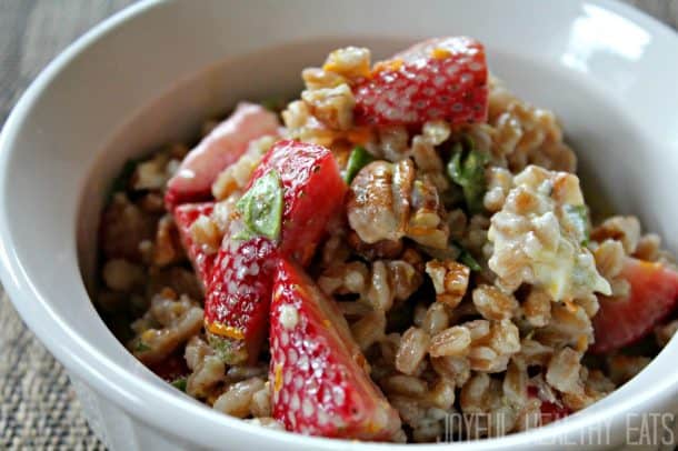 Farro &草莓沙拉在碗里