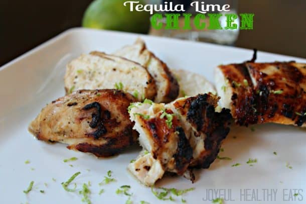 The Best 4th of July Grilling Recipes 七片龙舌兰酸橙鸡放在盘子里,旁边是酸橙