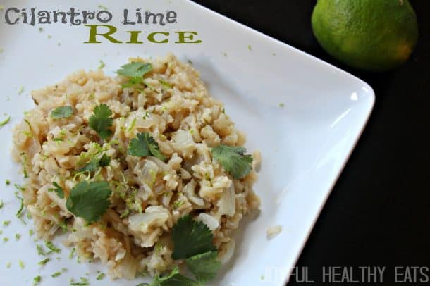 Cilantro Lime Rice #cincodemayorecipes #ricedishes 香菜石灰米顶视图在板材的
