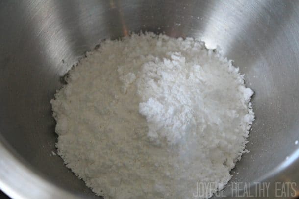 把糖粉放在碗里