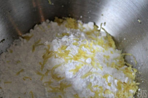 糖粉和柠檬皮放在碗里