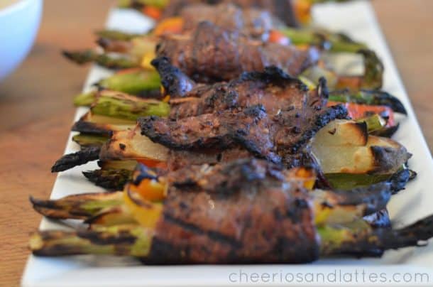 The Best 4th of July Grilling Recipes 烤甜香脂牛排捆排列在一个长期服务的盘子