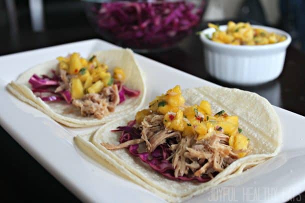 Hawaiian Kalua Pork Tacos with Pineapple Salsa 夏威夷猪肉炸玉米饼的图象用在板材的菠萝辣调味汁