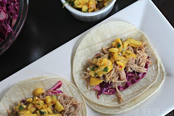 Hawaiian Kalua Pork Tacos with Pineapple Salsa 两个夏威夷猪肉炸玉米饼的图象用菠萝辣调味汁