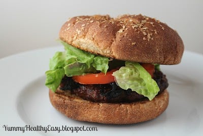 The Best 4th of July Grilling Recipes 珍的白盘子上最好的汉堡