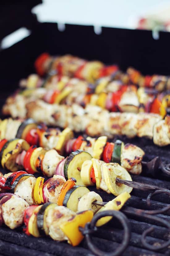 The Best 4th of July Grilling Recipes 在烤架上放7个烤鸡串