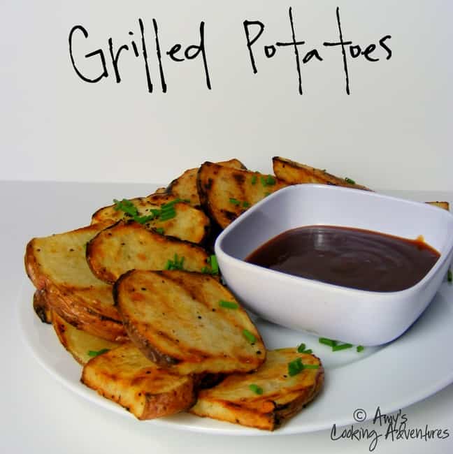 The Best 4th of July Grilling Recipes 一盘烤土豆加一小杯番茄酱