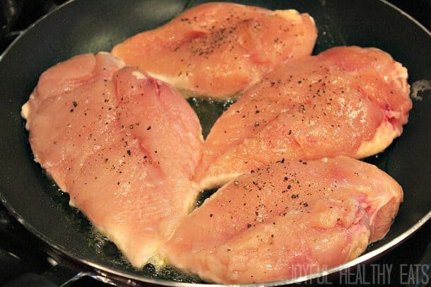 在煎锅中烹饪的鸡胸肉