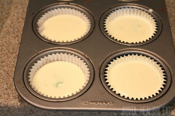 Easy to make Mini Cheesecake Key Lime Pie Bites, done in 30 minutes. The perfect bite size dessert!| joyfulhealthyeats.com #recipes 简单的迷你芝士蛋糕酸橙派,30分钟即可完成。完美的一口大小的甜点!|JoyfulHealthYeats.com.#recipes