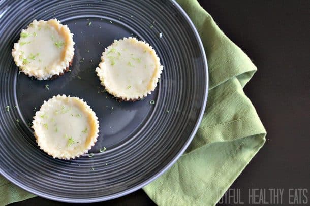 Easy to make Mini Cheesecake Key Lime Pie Bites, done in 30 minutes. The perfect bite size dessert!| joyfulhealthyeats.com #recipes 简单的迷你芝士蛋糕酸橙派,30分钟即可完成。完美的一口大小的甜点!|JoyfulHealthYeats.com.#recipes