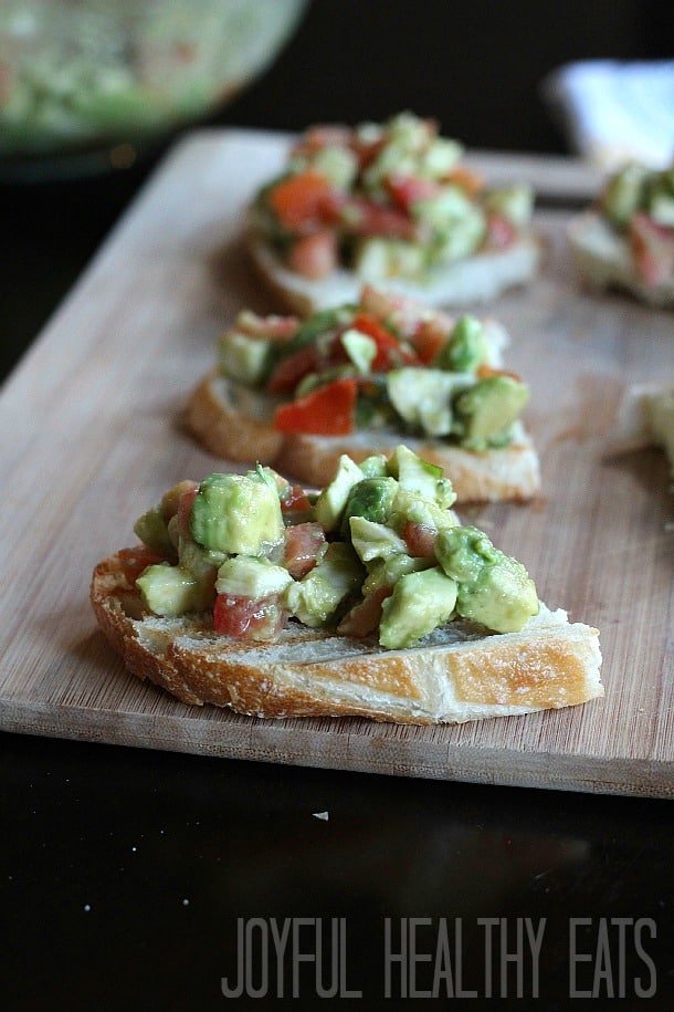 Avocado Crostini 牛油果脆饼的特写图像