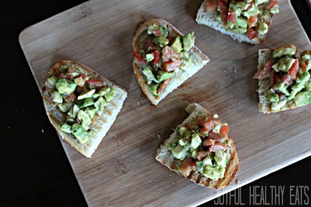 Avocado Crostini 鳄梨crostini的图像从上面