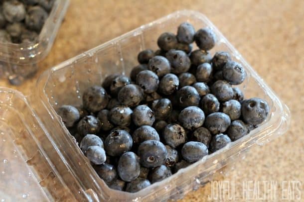 Paleo Blueberry Cobbler Recipe 一品脱塑料容器的新鲜蓝莓