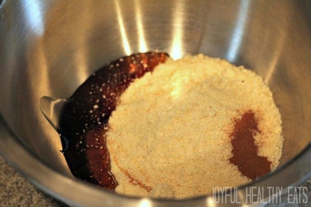 Paleo Blueberry Cobbler Recipe 碗里的蓝莓馅饼配料