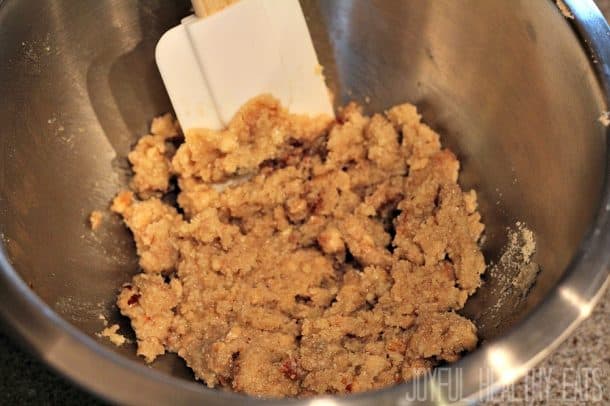 Paleo Blueberry Cobbler Recipe 把面团放在搅拌盆里
