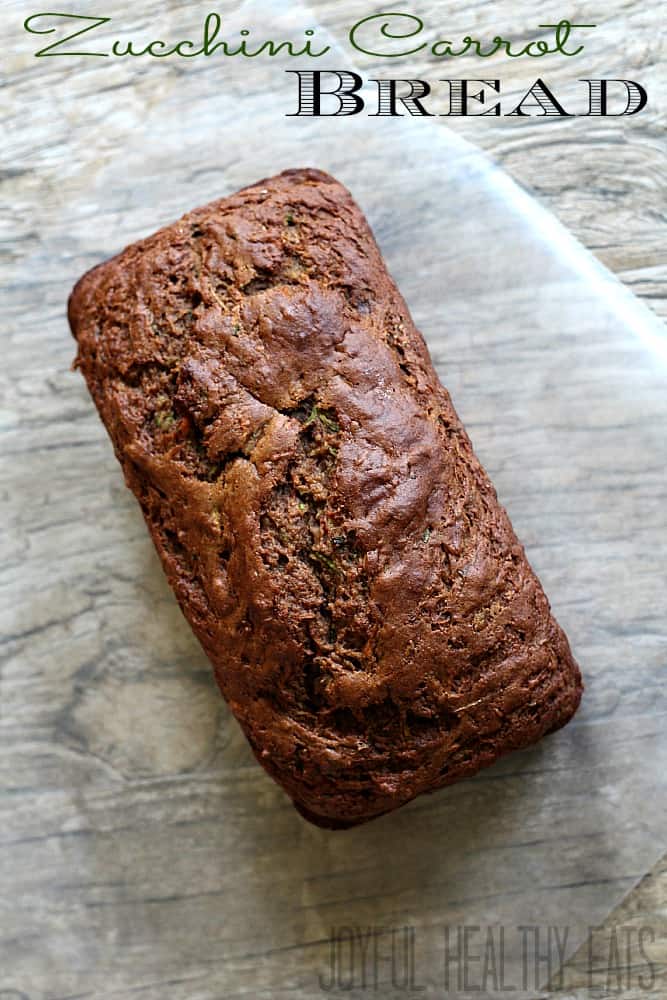 Zucchini Carrot Bread #zucchinibread #breakfastbread #zucchini 俯视图的一条西葫芦胡萝卜面包