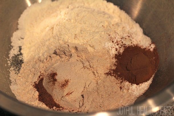 干食材胡萝卜西葫芦面包在碗里