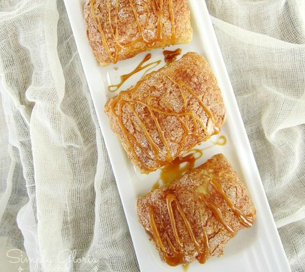 30 of The Best Pumpkin Recipes for Fall 三个南瓜焦糖肉馅卷饼放在白色的盘子里