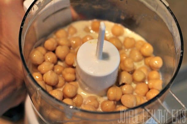 将鹰嘴豆添加到食品处理器