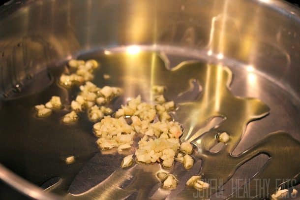 煎锅里的橄榄油和大蒜