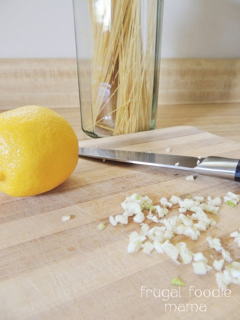 Light & Easy Garlic Lemon Pasta For Two 大蒜柠檬意面的一些食材图片