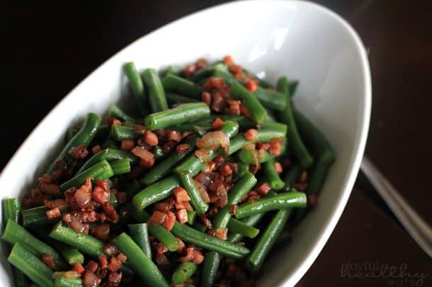 青豆配烟肉和红洋葱,盛在碗里