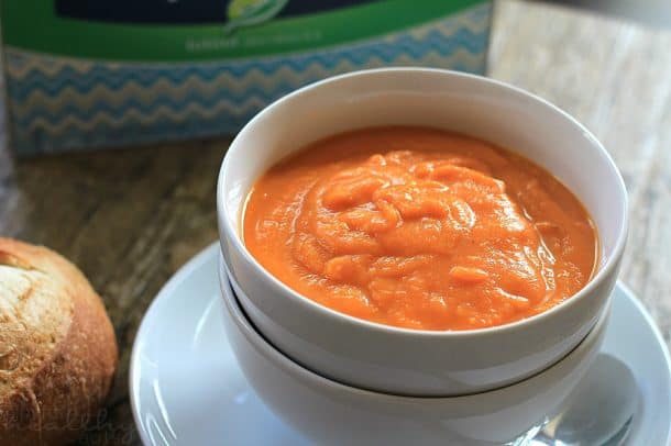 Orange Carrot Ginger Soup, the perfect comfort soup for the fall! | m.albarakaa.com 橙子胡萝卜姜汤,秋天最完美的安慰汤!| m.albarakaa.com