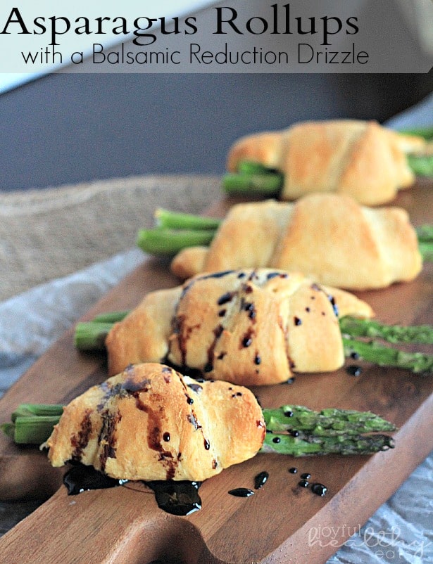 Asparagus Rollups with a Balsamic Reduction Drizzle 一排芦笋卷,上面淋上香醋