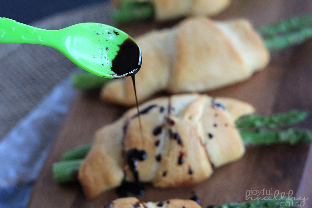 Asparagus Rollups with a Balsamic Reduction Drizzle 芦笋卷淋上香醋汁
