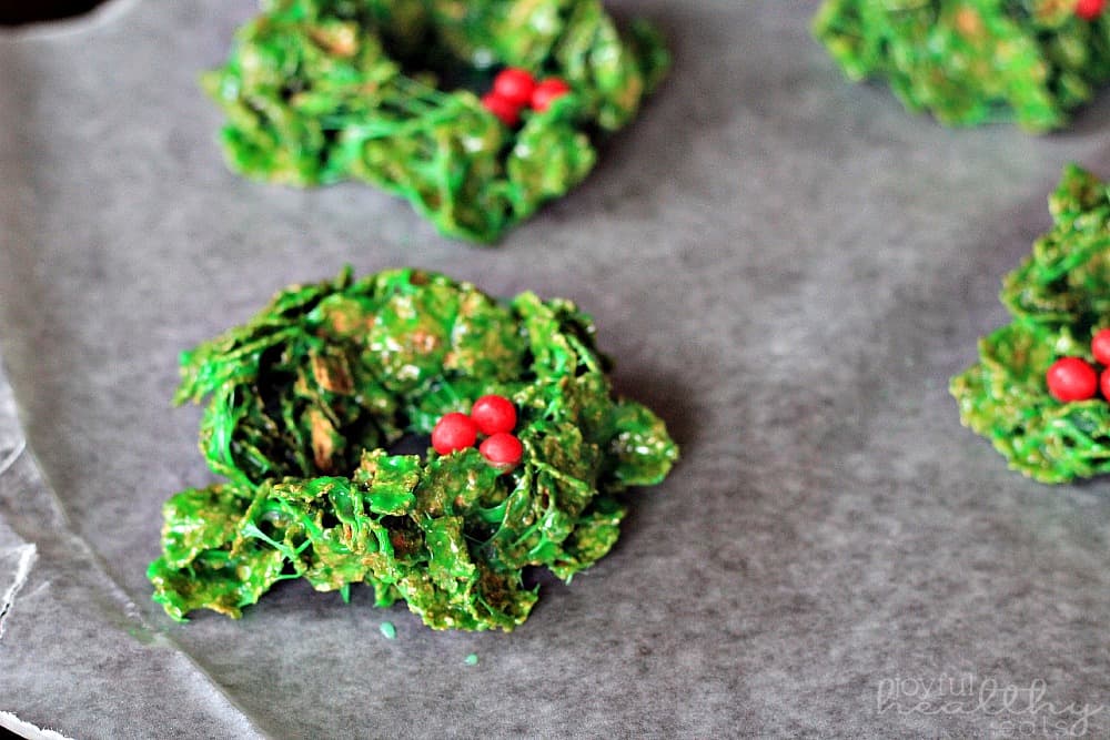 35 Must Have Christmas Cookie Recipes 一张羊皮纸上的四个圣诞花环饼干