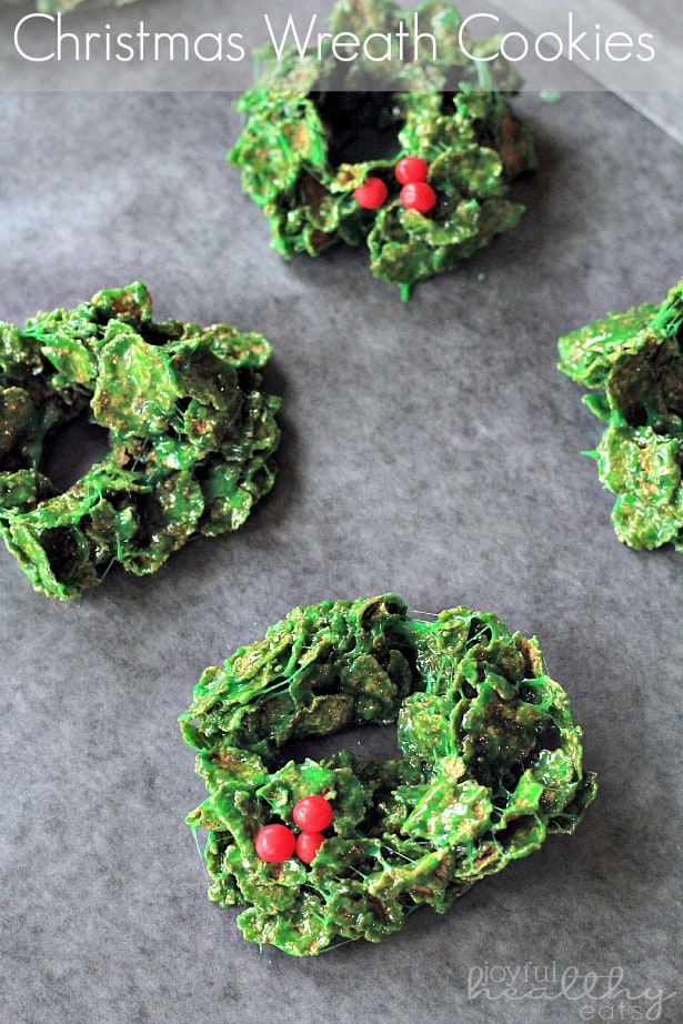 Christmas Wreath Cookies #christmas #cookies #recipes #wreaths 圣诞花环饼干在羊皮纸上