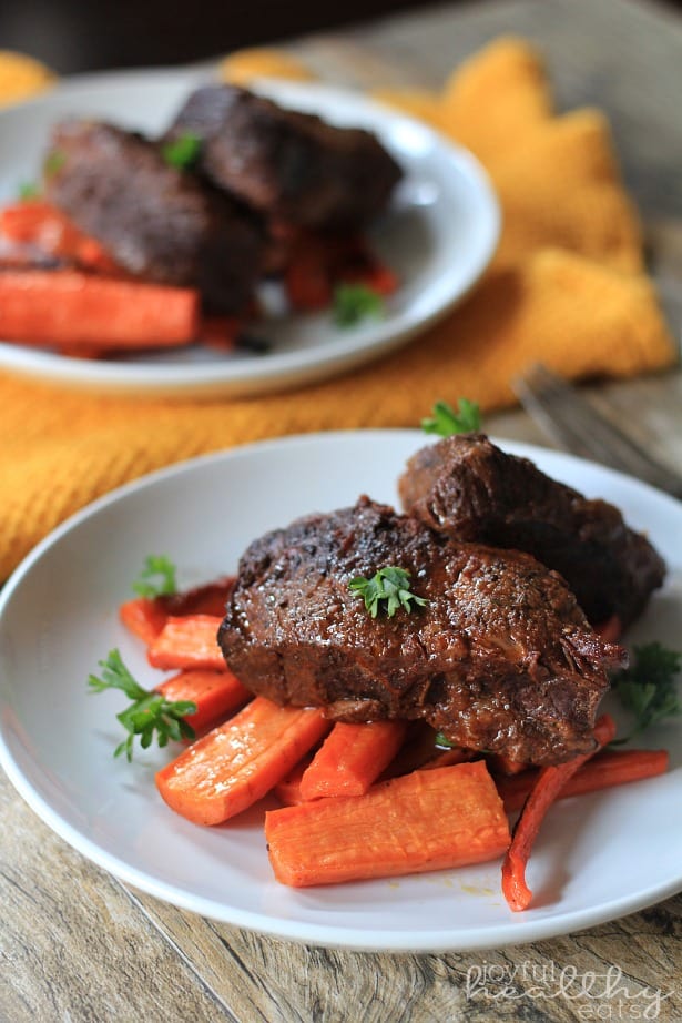 25 Healthy Dinner Recipes 白盘子上的香蒜短肋排配胡萝卜